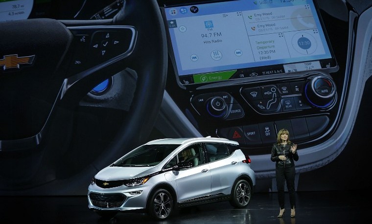 Mary Barra, Chairman y CEO de Chevrolet, presenta en Las Vegas el auto eléctrico Chevy Bolt EV. Alex Wong/Getty Images/AFP