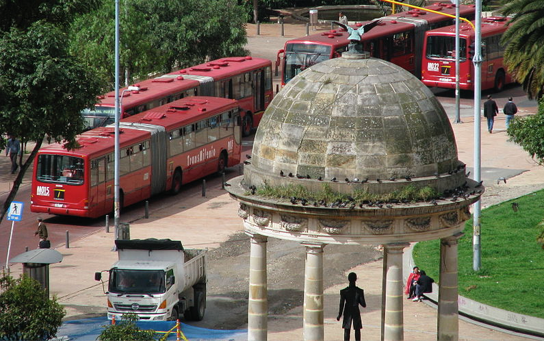 Buses de Transmilenio a su paso por el parque de los Periodistas, en el centro de la ciudad. Por: Arturoramos, 2009. Wikimedia Commons. CC BY 3.0