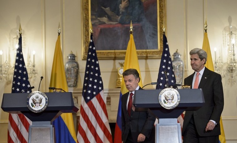 Santos y Kerry discuten ayuda para implementar acuerdos de paz