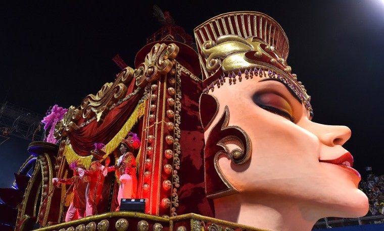 Entre samba y repelente arrancan desfiles del carnaval de Rio