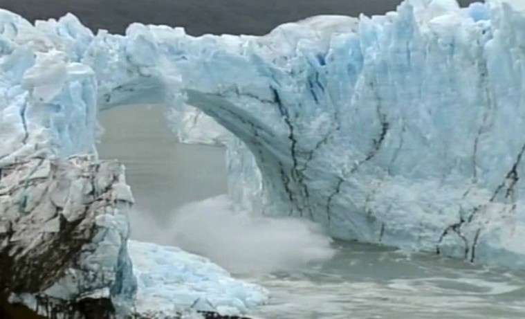 Espectacular ruptura de un arco de hielo en glaciar de Argentina