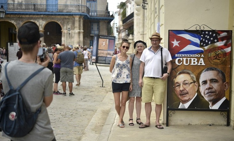 Turistas posan para una foto en La Habana, Cuba, marzo 18, 2016. AFP PHOTO/ Yuri CORTEZ