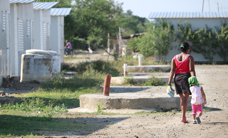 Una mujer y su hija pasean cerca de su casa en Cuba. Diversas regiones están sufriendo las consecuencias de un desastre natural silencioso. Imagen tomada de www.oxfam.org