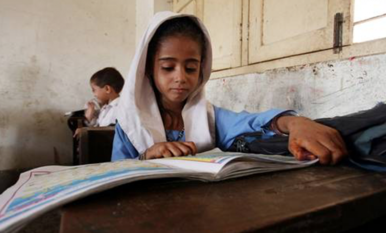 © UNESCO A. Soomro/ Una joven en un colegio en Karachi, Pakistan. 