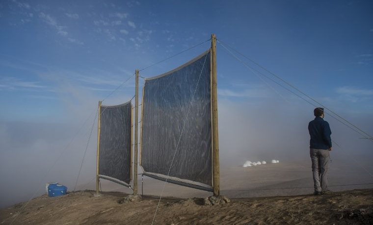 Camilo del Río, director de investigación del Instituto de Geografía de la Universidad Católica de Chile revisa el proyecto en el desierto de Atacama. AFP PHOTO / MARTIN BERNETTI