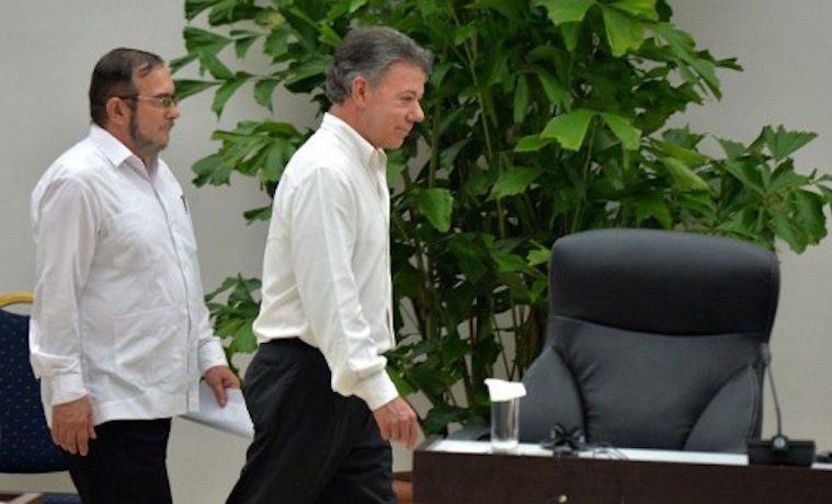 Santos y Timochenko, de enemigos a artífices de la paz en Colombia
