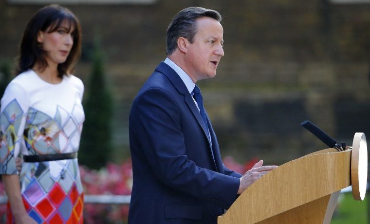 David Cameron con su esposa Samantha en rueda de prensa, 10 Downing street, Londres, junio 24, 2016. AFP PHOTO / Odd ANDERSEN