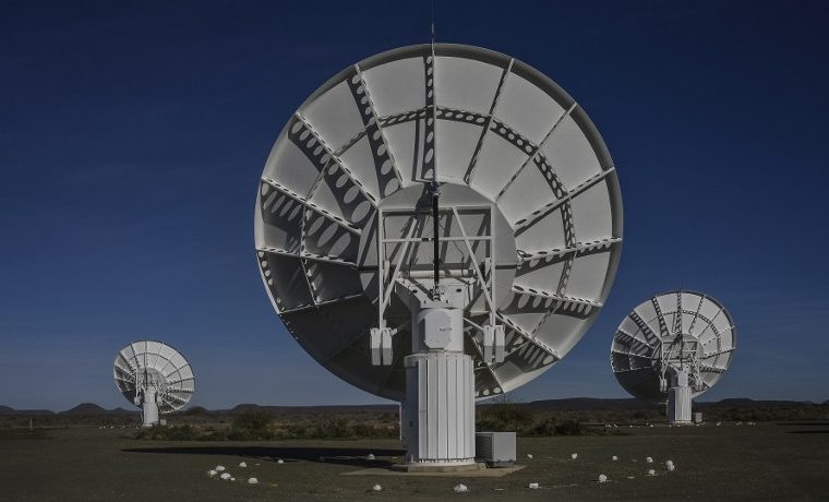 Parte de las antenas del of the ensemble of dishes forming South Africa's MeerKAT radio telescope is seen in Carnarvon on July 16, 2016. Even operating at a quarter of its eventual capacity, South Africa's MeerKAT radio telescope showed off its phenomenal power on July 16, revealing 1,300 galaxies in a tiny corner of the universe where only 70 were known before. The image released Saturday was the first from MeerKAT, where 16 dishes were formally commissioned the same day. / AFP PHOTO / MUJAHID SAFODIEN