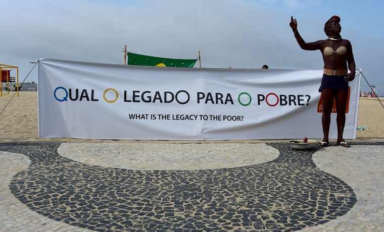 Protestantes preguntan: Cuál es el legado para los pobres? En referencia a los Juegos Olímpicos. Agosto 20, 2016. / AFP PHOTO / TASSO MARCELO