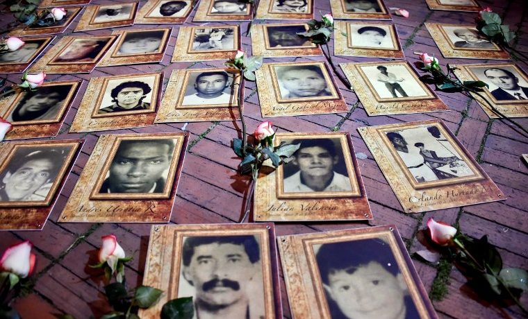 Fotos de personas desaparecidas durante el conflicto con la guerrilla. AFP PHOTO / GUILLERMO LEGARIA