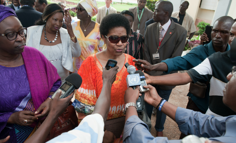 Directora de ONU Mujeres Phumzile Mlambo-Ngcukva en rueda de prensa a su llegada a Bangui, 24 de mayo 2014. Foto: UN Women/Catianne Tijerina