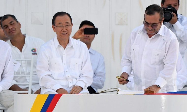 Timoleon "Timochenko" Jimenez junto al Secretario General de las Naciones Unidas, septiembre 26, 2016. Cartagena, Colombia. AFP PHOTO / Luis ACOSTA