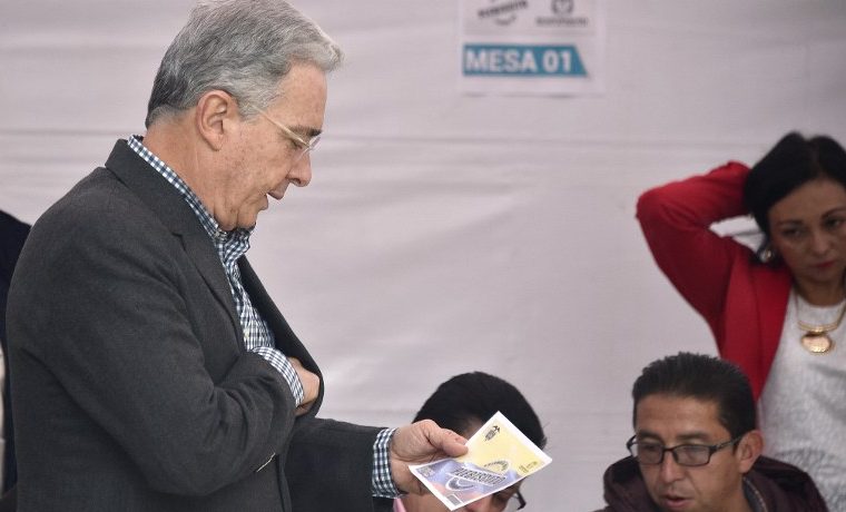 El expresidente y Senador colombiano Álvaro Uribe. Octubre 2, 2016. AFP PHOTO / GUILLERMO LEGARIA