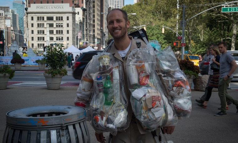 Hombre-basura se pasea por Nueva York para alertar sobre el consumo