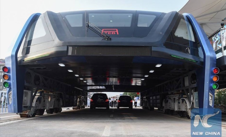 El nuevo autobús chino tiene espacio para dos carriles debajo de la cabina de pasajeros. CII