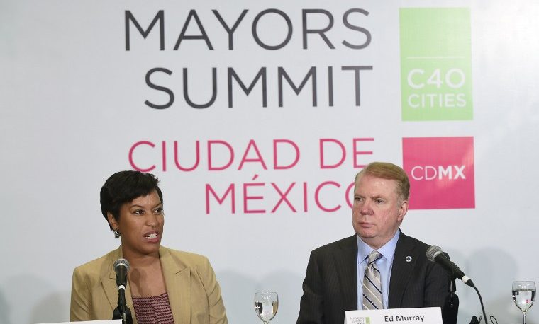 Muriel Bowser (I), Alcaldesa de Washington DC, y Ed Murray, Alcalde de Seattle. México, diciembre 2, 2016. AFP PHOTO / ALFREDO ESTRELLA