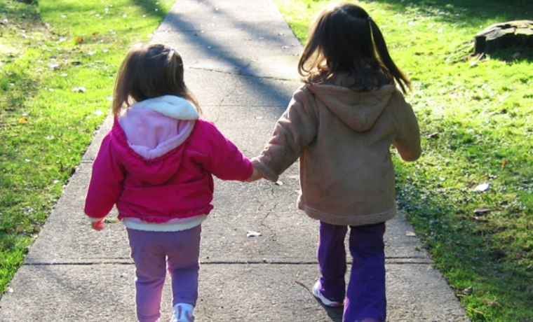 ¿Por qué caminar beneficia tanto a los padres, los niños pequeños y las ciudades donde habitan?
