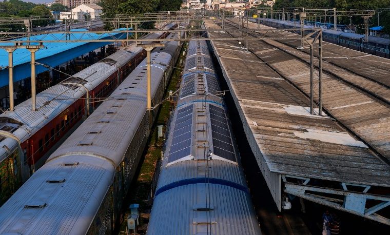 Los envejecidos trenes de India se vuelven ‘verdes’, sumando paneles solares