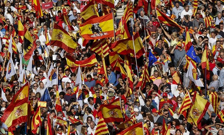 Cientos de miles se manifiestan en Barcelona contra independencia de Cataluña