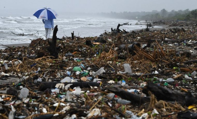 “Isla de basura” en Caribe hondureño, testimonio de catástrofe ambiental