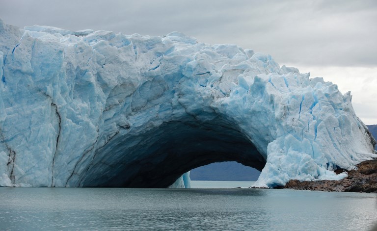 Se inicia imponente ruptura de arco de hielo en glaciar de Argentina
