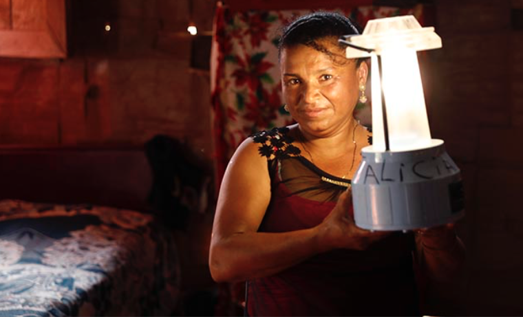ONU Mujeres lámpara solar